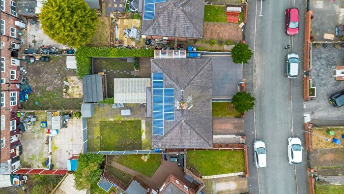 3 Bedroom Semi-Detached House For Sale In Sinclair Avenue, Warrington, WA2