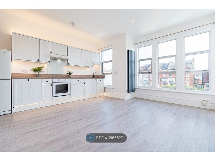 3 Bedroom Flat To Rent In Greyhound Lane, London, SW16