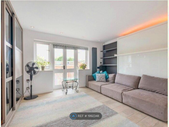 2 Bedroom Flat To Rent In Copse Court, London, SW15