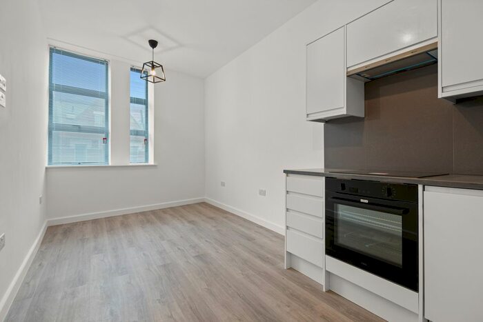 2 Bedroom Flat To Rent In Balham High Road, London, SW12