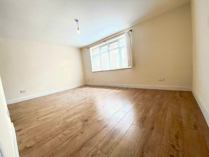 Studio To Rent In Kings Road, London Colney, St Albans, AL2