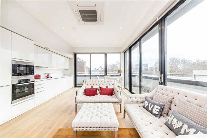 3 Bedroom Flat To Rent In Whetstone Park, London, WC2A