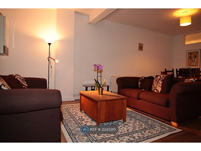 2 Bedroom Flat To Rent In A Windmill Lane, Greenford, UB6