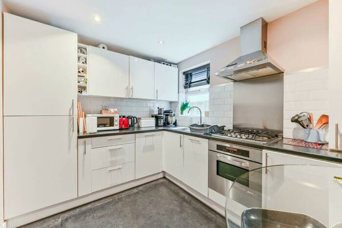 2 Bedroom Flat To Rent In Bensham Manor Road, Thornton Heath, CR7