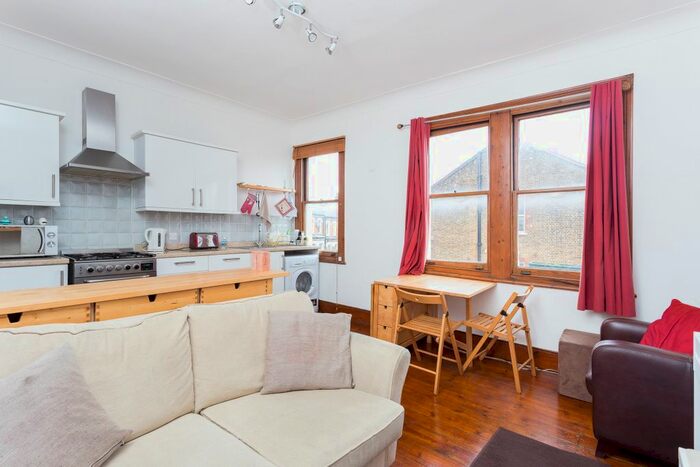 2 Bedroom Flat To Rent In Kenwyn Road, London, SW4