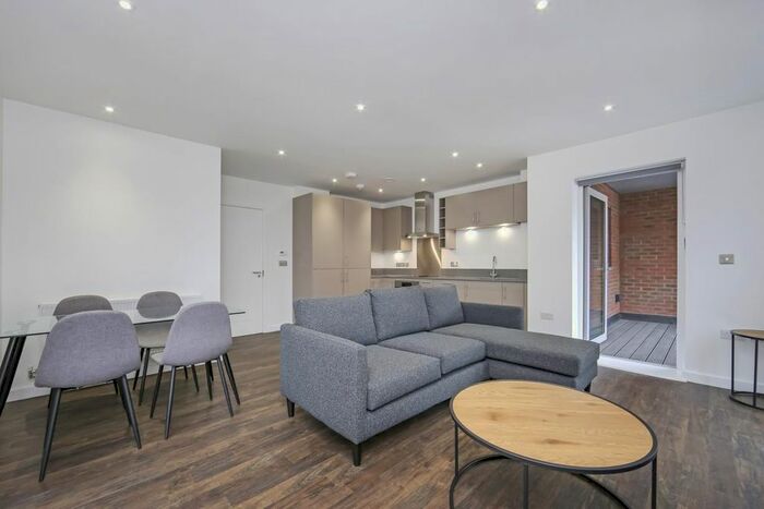 2 Bedroom Flat To Rent In Cezanne Road, London, W3