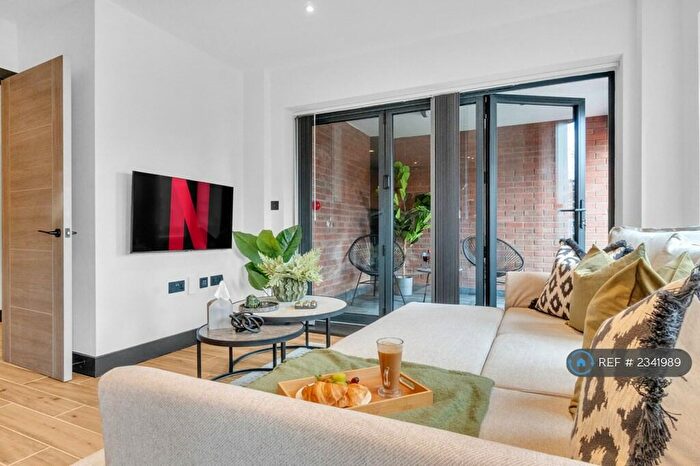 2 Bedroom Flat To Rent In High Road, London, N12