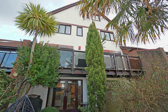 3 Bedroom Town House To Rent In Sennen Place, Port Solent, PO6