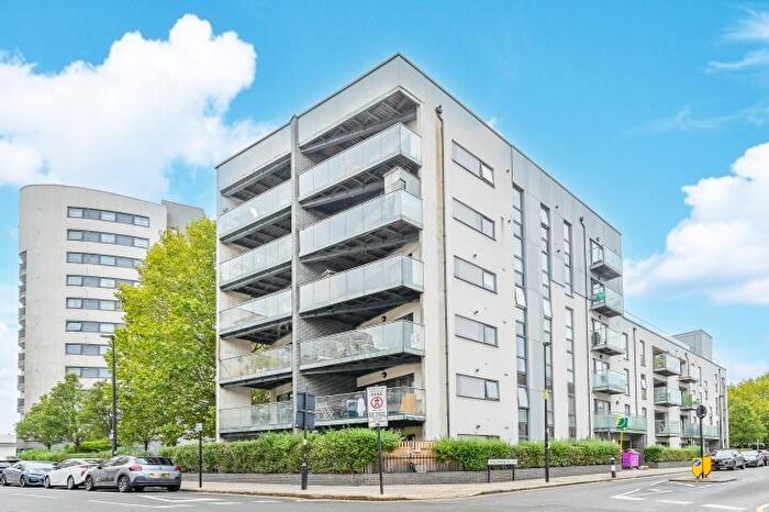 2 Bedroom Flat For Sale In Coutts Court, Wallwood Street, London, E14