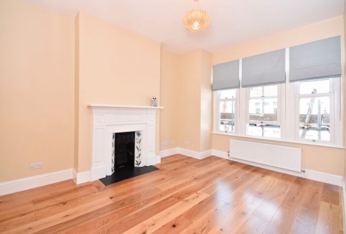 2 Bedroom Flat To Rent In Hazelbourne Road, London, SW12