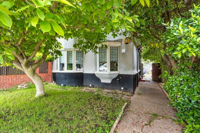 4 Bedroom Semi-Detached House To Rent In East Rochester Way, Sidcup, DA15