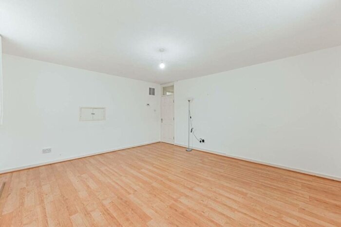 3 Bedroom Bungalow To Rent In Temperley Road, Balham, London, SW12