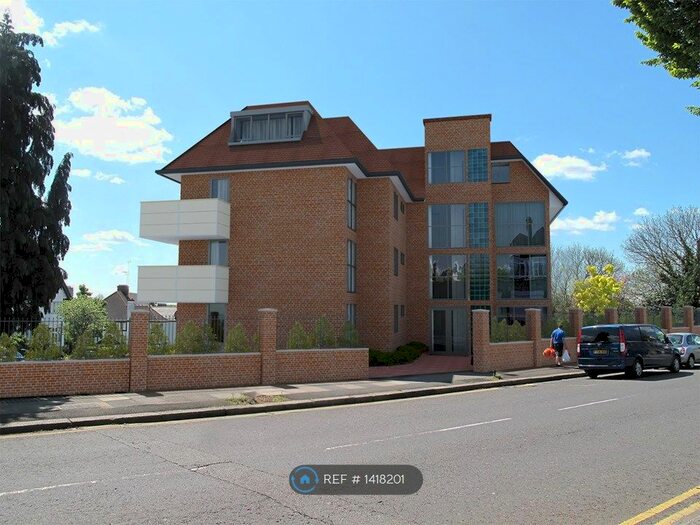 3 Bedroom Flat To Rent In White Lodge, London, NW11