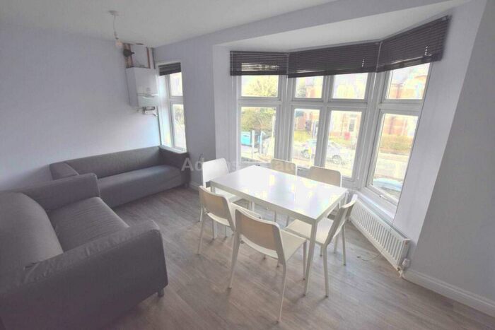 5 Bedroom Flat To Rent In Christchurch Road, Reading, RG2