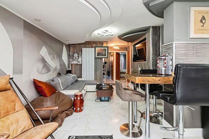 2 Bedroom Flat For Sale In Fox Road, West Bridgford, Nottingham, Nottinghamshire, NG2