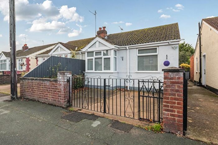 3 Bedroom Bungalow For Sale In Green Lane, Sunbury-On-Thames, TW16
