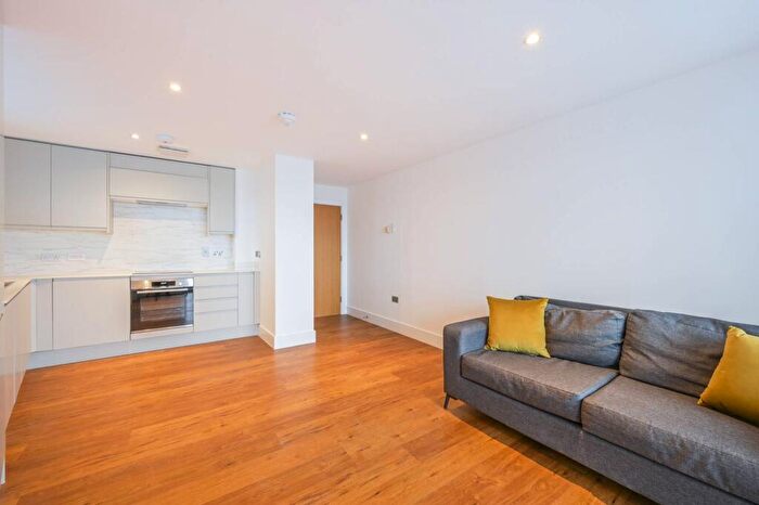 2 Bedroom Flat To Rent In Parkview Apartments, Poplar, London, E14