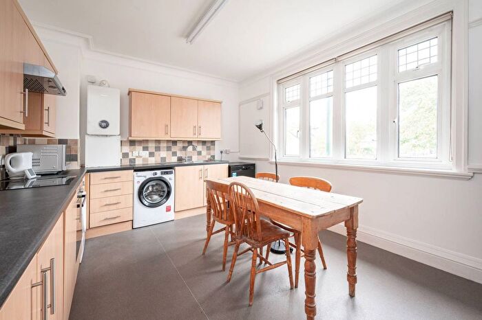 5 Bedroom Flat To Rent In Cat Hill, East Barnet, Barnet, EN4