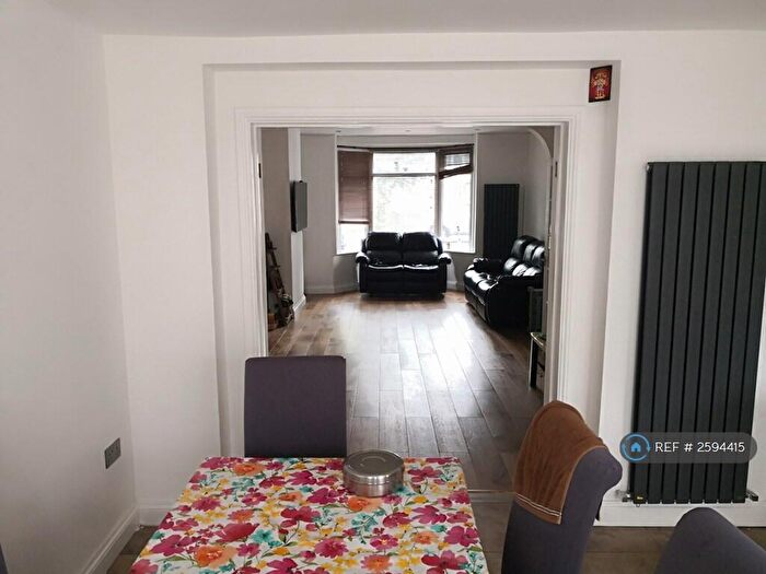 3 Bedroom Semi-Detached House To Rent In Shrivenham Road, Swindon, SN1