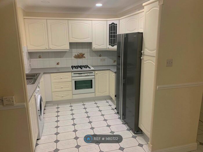 3 Bedroom Terraced House To Rent In Tyas Road, London, E16