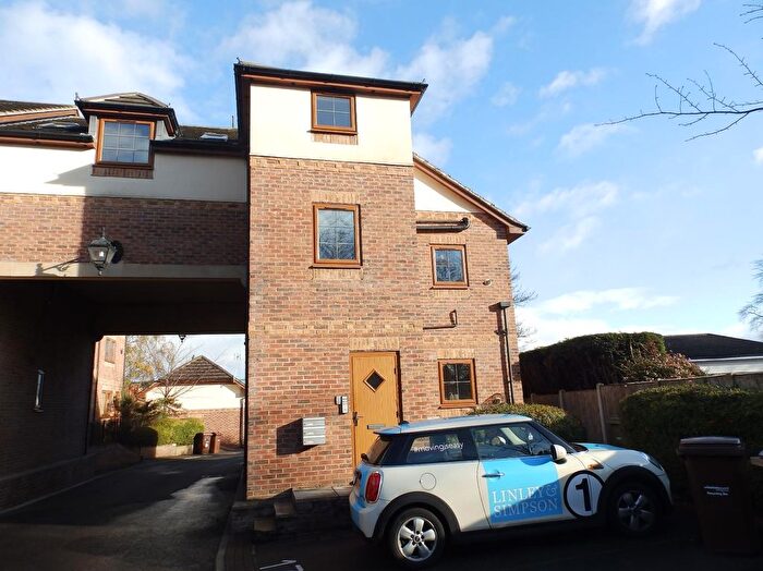 2 Bedroom Flat To Rent In Highfield Court, Ossett, West Yorkshire, WF5