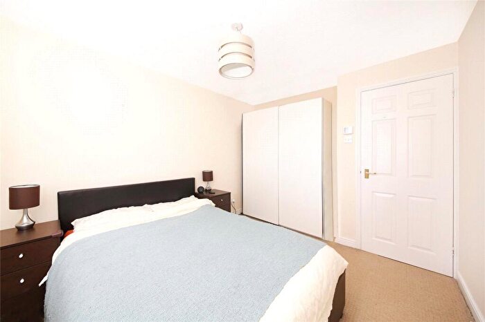 2 Bedroom Apartment To Rent In Ferguson Close, London, Uk, E14