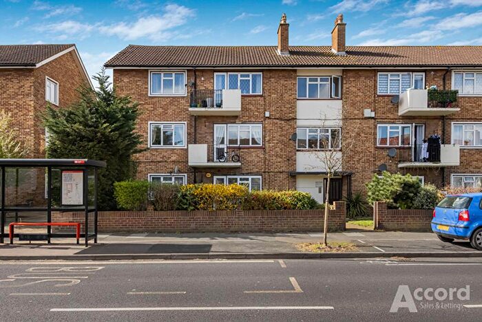 2 Bedroom Flat For Sale In White Hart Lane, Romford, RM7