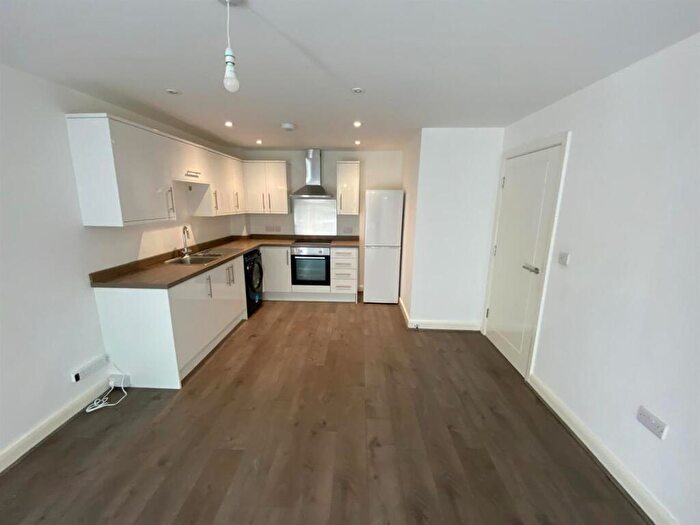 1 Bedroom Flat To Rent In Lincoln House, Shipley, BD18