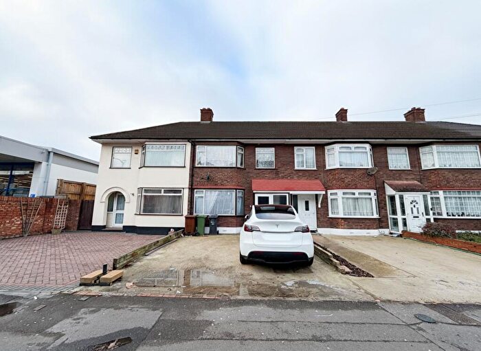 4 Bedroom Terraced House To Rent In Whalebone Lane South, Dagenham, RM8