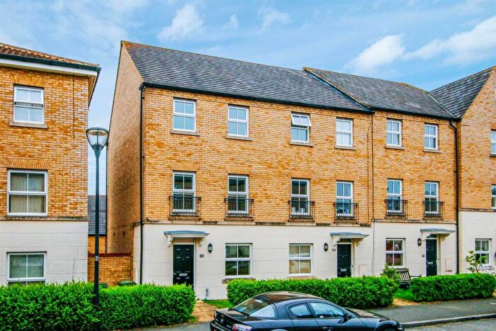 4 Bedroom End Of Terrace House To Rent In Harlow Crescent, Oxley Park, MK4