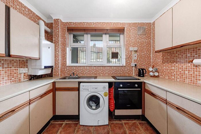 2 Bedroom Flat To Rent In Dorset Road, Oval, London, SW8
