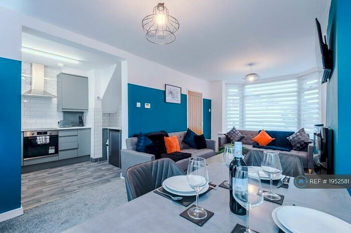 3 Bedroom Semi-Detached House To Rent In Browning Avenue, Droylsden, Manchester, M43