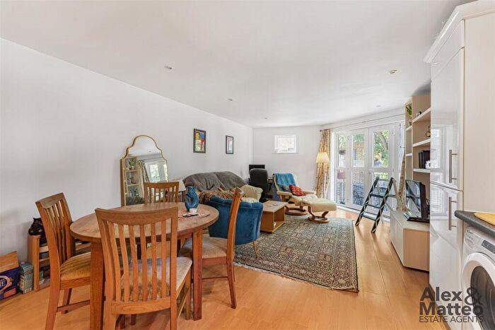 2 Bedroom Flat For Sale In Elgar Street, Canada Water, SE16