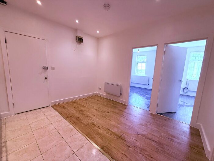2 Bedroom Flat To Rent In Stoke Newington Road, London, N16