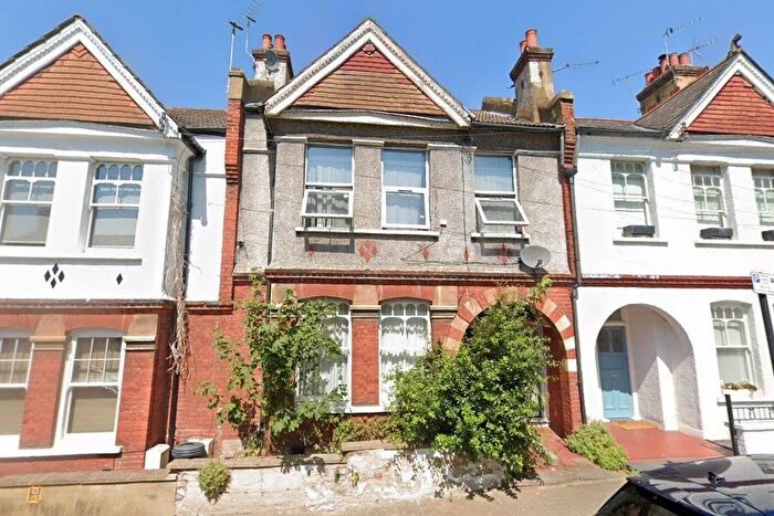 3 Bedroom Flat To Rent In Idlecombe Road, London, SW17