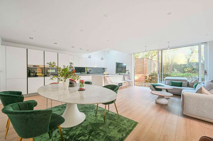 4 Bedroom Terraced House To Rent In Avenue Road, Southgate, London, N14