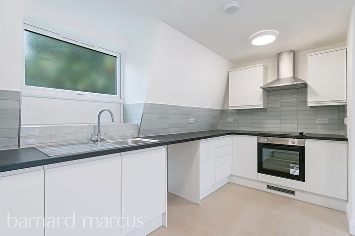 2 Bedroom Flat To Rent In Goldhawk Road, Shepherds Bush, London, W12