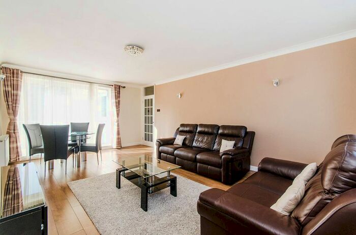 2 Bedroom Flat To Rent In Gordon Road, Ealing, London, W5