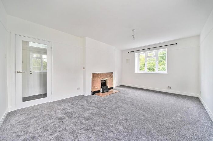 1 Bedroom Flat To Rent In Courtlands Sheen Road, Richmond, TW10