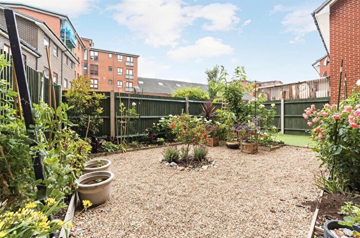 2 Bedroom Flat To Rent In Concorde Way, Canada Water, SE16