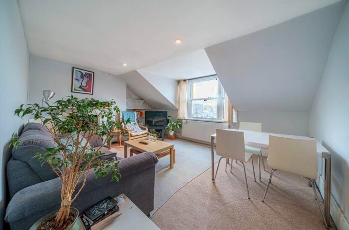 2 Bedroom Flat To Rent In Bedroom Flat To Rent On Lavender Hill, Battersea, SW11