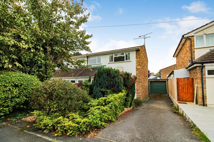3 Bedroom Semi-Detached House For Sale In Baird Road, Farnborough, GU14