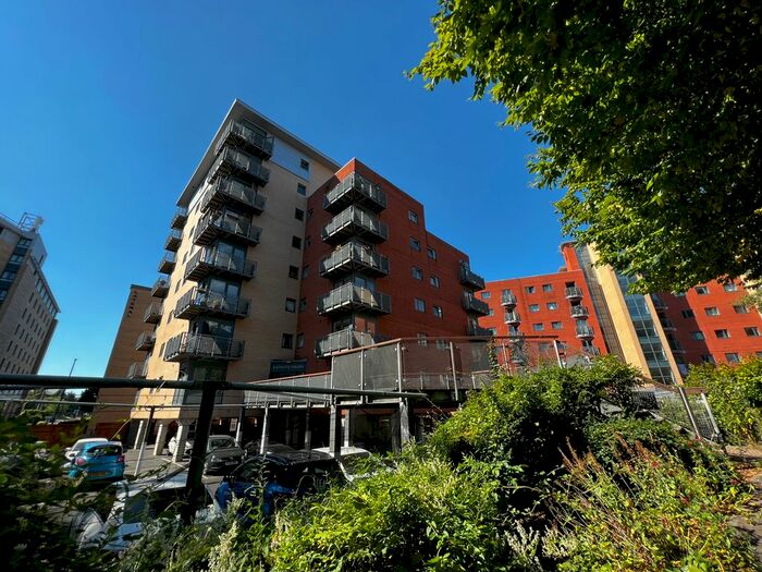 2 Bedroom Flat To Rent In City Walk, Leeds, West Yorkshire, Uk, LS11