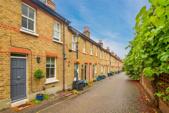 2 Bedroom Detached House To Rent In St James's Cottages, Richmond, TW9