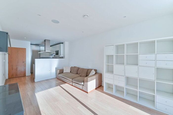 2 Bedroom Flat To Rent In .Stockwell Park Walk, Brixton, London, SW9