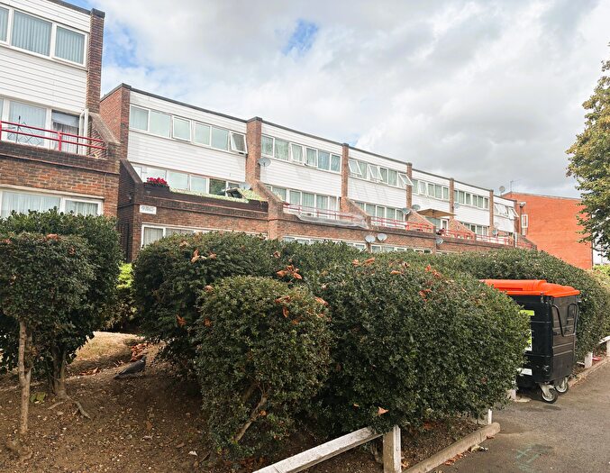 2 Bedroom Maisonette For Sale In Oakleigh Court, - Avenue Road, Southall, UB1