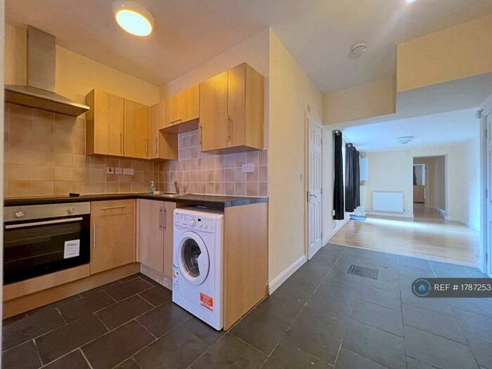 2 Bedroom Flat To Rent In Oxford Road, Reading, RG30