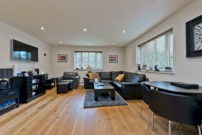 1 Bedroom Flat To Rent In Birchwood Close Morden, SM4