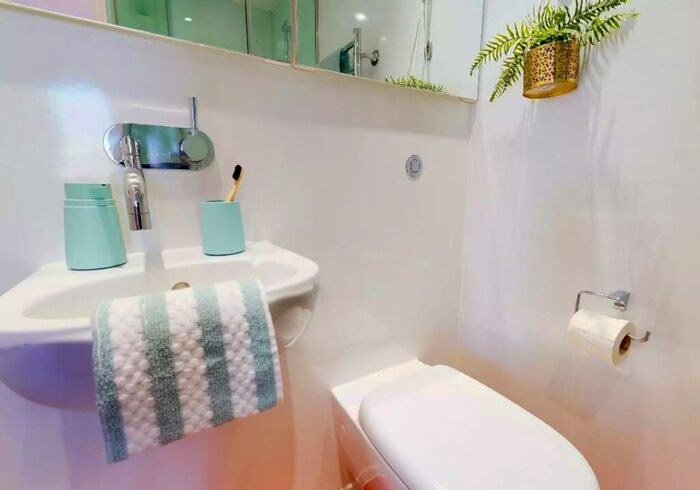 Flat To Rent In Iq Eastside Court, E1