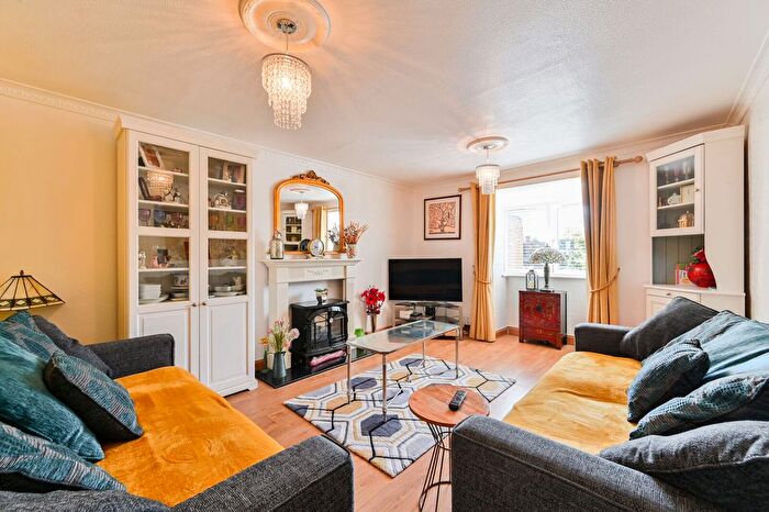 3 Bedroom Detached House For Sale In Walton Close, Vauxhall, London, SW8